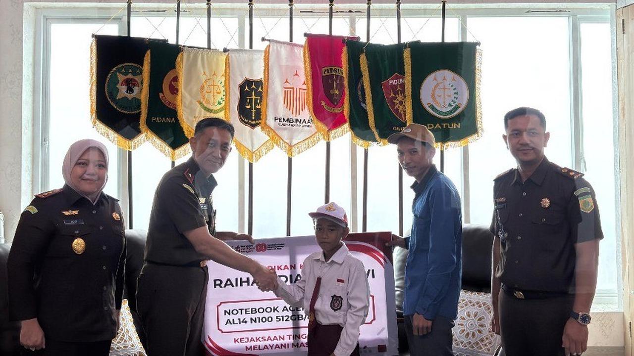Kejati Lampung Beri Hadiah Laptop Bagi Bocah Pemanjat Tiang Bendera