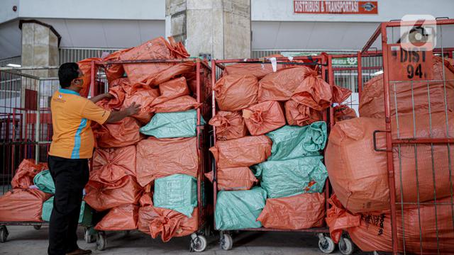 FOTO: Jelang Lebaran, Pengiriman Paket Via Pos Naik 20 Persen