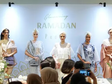 Model mengenakan busana rancangan Pedro dalam acara bertajuk Glamazing Ramadan Event di Jakarta, Sabtu (25/5/2019). Koleksi Ramadan Capsule PEDRO memperlihatkan nuansa Arabian dan Moroccan untuk melengkapi outfit Hari Raya kamu. (Liputan6.com/Immanuel Antonius)