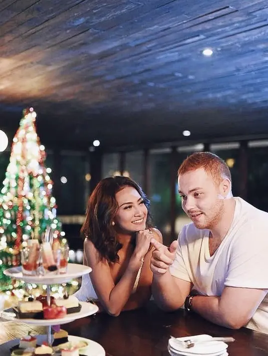 Potret kemesraan pasangan ini begitu terlihat. Begitu juga saat keduanya memanfaatkan liburan di Bali. Beberapa foto dibagikan oleh keduanya melalui media sosialnya. (Instagram/vanessaangelofficial)