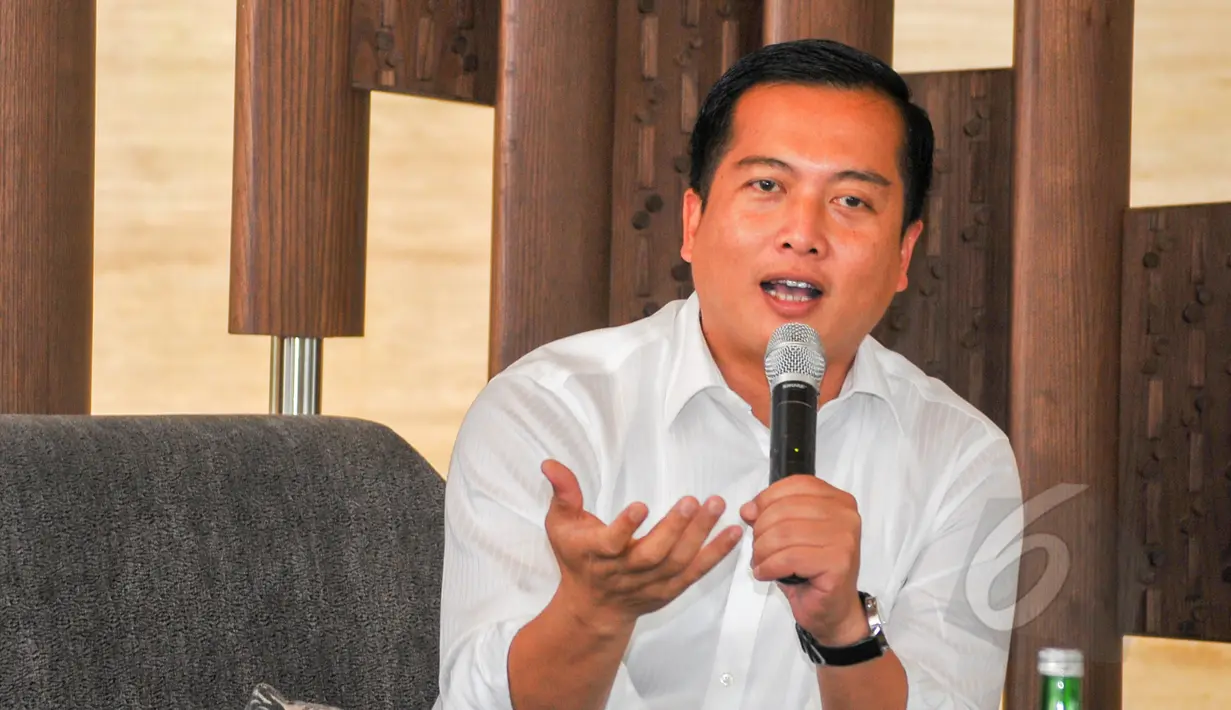 Direktur Perlindungan WNI dan BHI Kemlu, Lalu Muhammad Iqbal dalam diskusi 'Elegi untuk TKI' di Jakarta, Sabtu (18/4/2015). Diskusi tersebut membahas tentang ribuan TKI yang tengah terjerat masalah hukum di luar negeri. (Liputan6.com/Yoppy Renato)