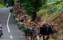 FOTO: Masyarakat Bonokeling Jalan Kaki 40 Km untuk Ziarahi Leluhur Jelang Ramadan