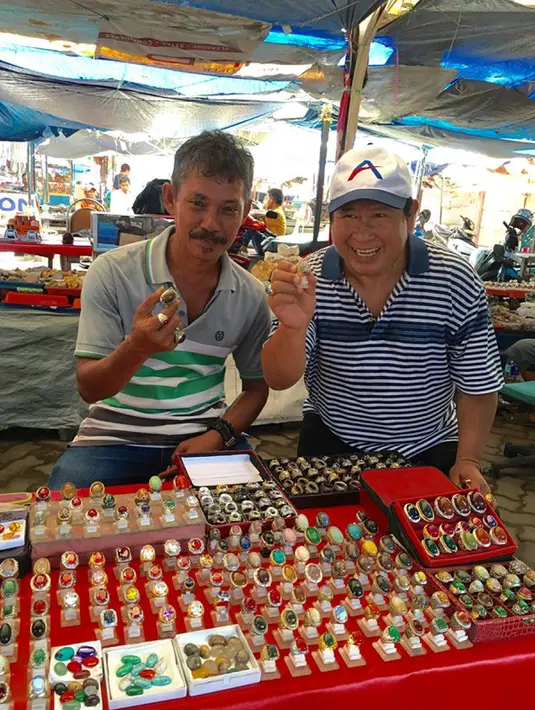 Selain itu, ternyata Mantan Kabareskrim Mabes Polri, Susno Duadji pun mempunyai hobi mengoleksi batu akik. Terlihat dari postingan foto, Susno Duadji bersama seorang pedagang batu akik di daerah asalnya, Sumatera Selatan. (www.facebook.com/susno2g)