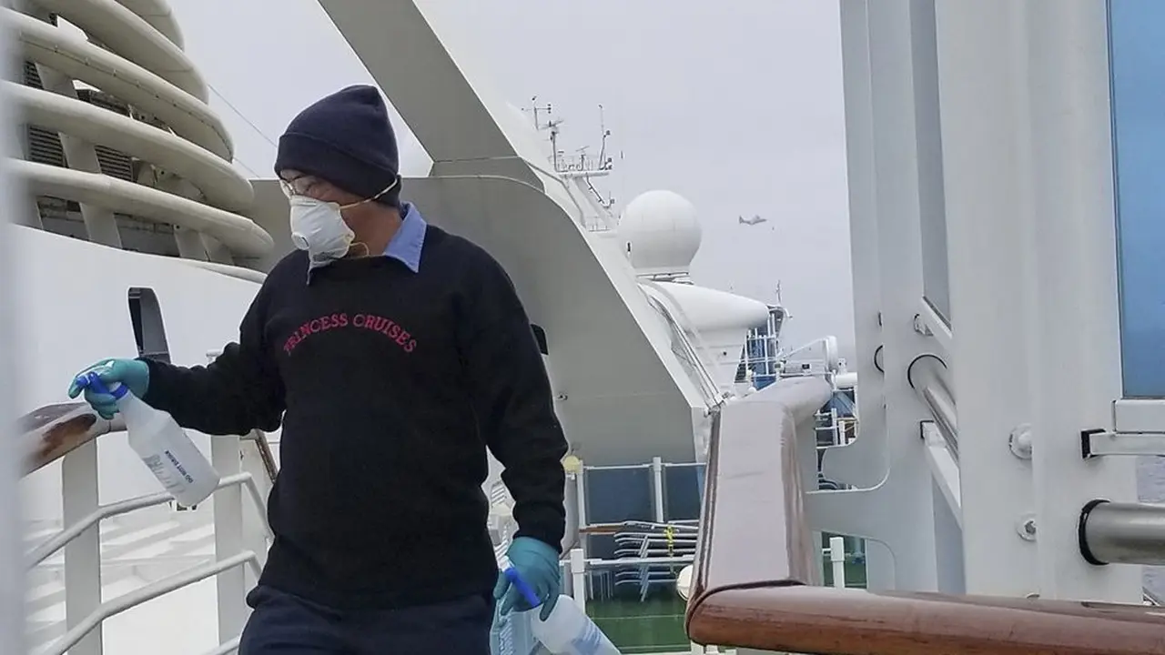 Kapal pesiar Grand Princess dibersihkan pada 5 Maret 2020 untuk mewaspadai adanya Virus Corona.