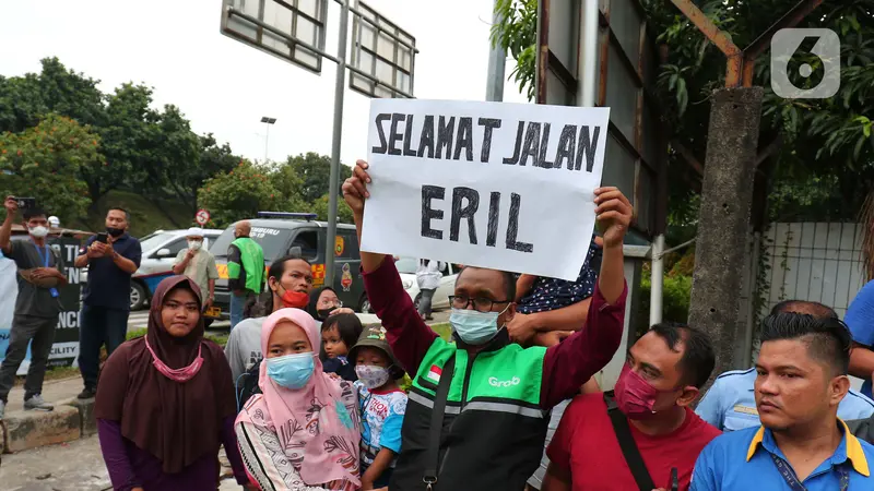 Sejumlah Pejabat dan Warga Iringi Kepulangan Jenazah Eril Menuju Bandung