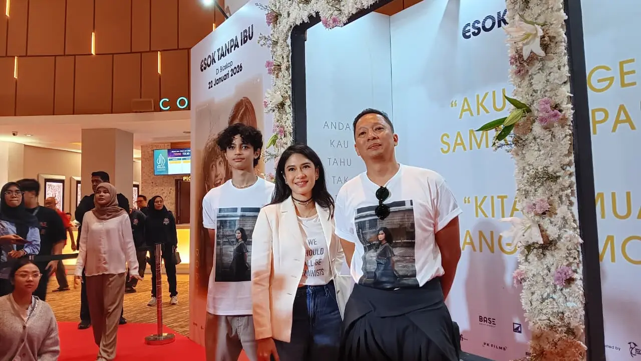 Ali Fikry, Dian Sastrowardoyo dan Ringgo Agus Rahman di Film Esok Tanpa Ibu. (