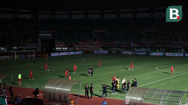 Foto: Suasana saat Lampu Stadion Padam, Pertandingan Persija Melawan Ratchaburi FC Terhenti