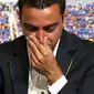 Gelandang Barcelona, Xavi Hernandez menangis saat acara perpisahan dirinya di Auditori 1899 di stadion Nou Camp, Spanyol, (3/6/2015). Xavi akan bermain dengan klub asal Qatari Al-Sadd dengan dua tahun kontrak. (REUTERS/Gustau Nacarino)