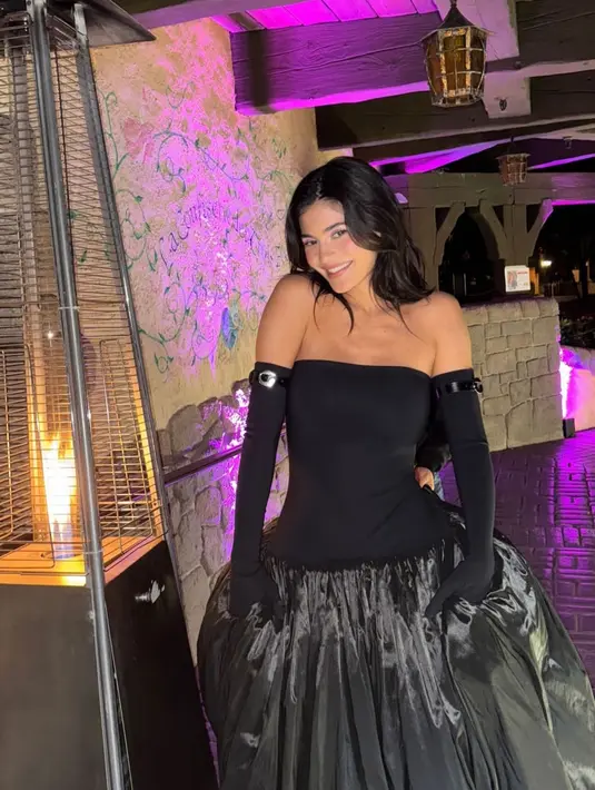 Kecantikan Kylie Jenner tak berkurang meski aplikasikan makeup minimalis dan messy hair [@kyliejenner]