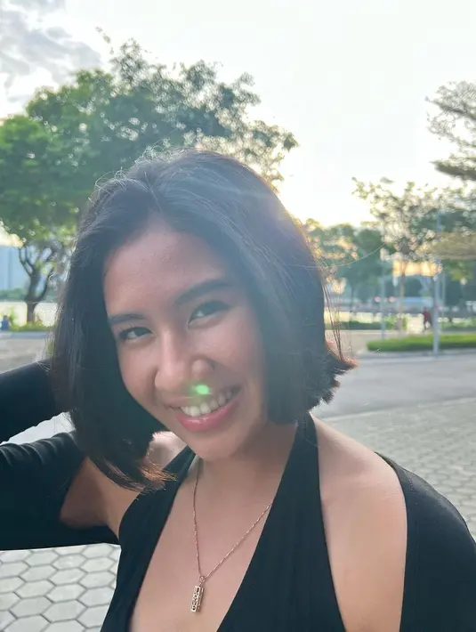 Ia mengenakan mini dress berwarna hitam yang dipadukan dengan sleeve berwarna hitam. (instagram/shenacinnamon)