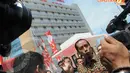Usai acara Jokowi langsung dikerumuni wartawan. Tampak di belakang Jokowi Rumah Sakit Umum Pekerja Kawasan Berikat Nusantara di Cilincing, Jakarta Utara, Selasa (8/4/2014) (Liputan6.com/Herman Zakharia).