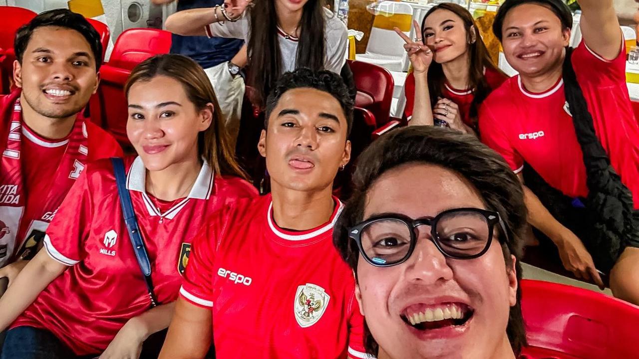Potret Keseruan Aaliyah Massaid dan Mahalini saat Nonton Laga Timnas Indonesia vs Australia di Stadion GBK