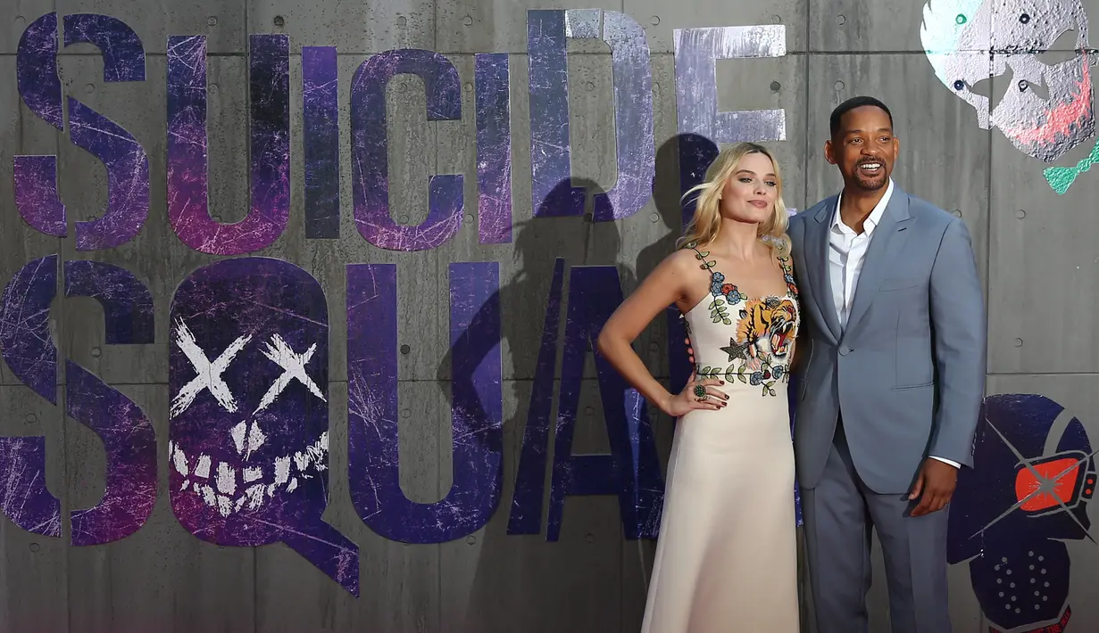 Aktris Australia, Margot Robbie berpose bersama aktor US, Will Smith ketika menghadiri premier film terbaru, Suicide Squad di Leicester Square, London, Rabu (3/8). (AFP PHOTO/JustinTallis)