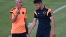 Pelatih Timnas Kolombia, Jose Pekerman (kanan) berbincang dengan James Rodriguez disela-sela sesi latihan di Universitas Fortaleza, (3/7/2014). (AFP PHOTO/Eitan Abramovich)