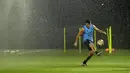 Bek Argentina Marcos Acuna memainkan bola saat sesi latihan timnas di Doha, Qatar, Kamis (15/12/2022). Jelang partai Final Piala Dunia 2022 yang mempertemukan Argnetina vs Prancis, Lionel Messi dilaporkan absen latihan karena alami cedera. (AP Photo/Francisco Seco)