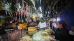 Aktivitas pedagang dan pembeli di pasar tradisional di Palmerah Jakarta, Jumat (3/4/2026). Badan Pusat Statistik mencatat tingkat inflasi Indonesia pada Maret 2026 sebesar 0,41 persen secara bulanan, atau lebih rendah dibandingkan Februari yang mencapai 0,68 persen. (merdeka.com/Arie Basuki)