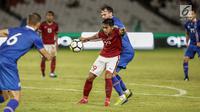 Pemain Timnas Indonesia, Septian David Maulana (merah) mengontrol bola saat pertandingan melawan Islandia di Stadion Gelora Bung Karno (GBK), Senayan, Jakarta, Minggu (14/1). Presiden Jokowi hadiri pertandingan ini. (Liputan6.com/Faizal Fanani)