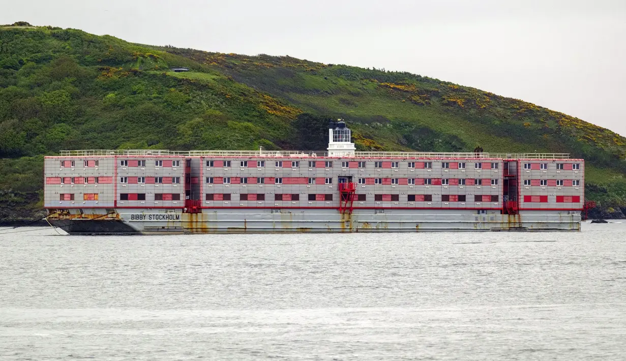 Kapal tiga lantai itu akan menampung sekitar 500 imigran saat berada di Pelabuhan Portland, lepas pantai kota Weymouth. (Matt Keeble/PA via AP)