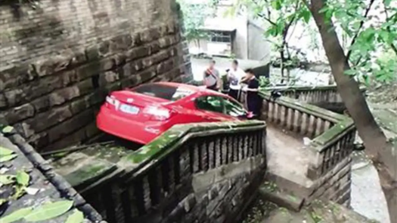 Coba Kabur dari Polisi, Mobil Pengedar Narkoba Malah Tersangkut