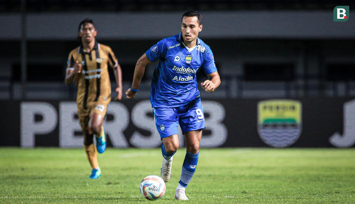 Pemain Persib Bandung, Ezra Walian (kanan), mengontrol bola dalam pertandingan lanjutan pekan ketiga BRI Liga 1 2023/2024 melawan Dewa United yang berlangsung di Stadion Gelora Bandung Lautan Api, Jawa Barat, Jumat (14/7/2023). (Bola.com/Bagaskara Lazuardi)