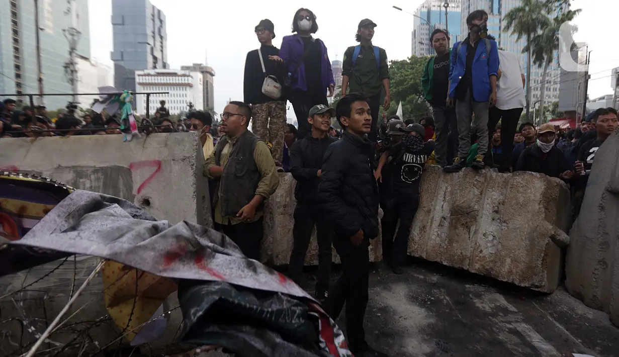 Dalam aksinya, para mahasiswa mengajukan sembilan tuntutan utama yang disampaikan dalam aksi unjuk rasa. (Liputan6.com/Helmi Fithriansyah)