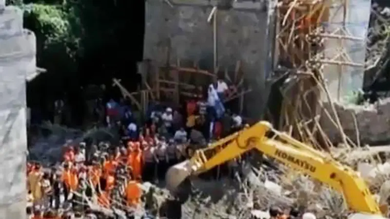 VIDEO: Dramatis, Korban Jembatan Ambruk di Lombok Dievakuasi
