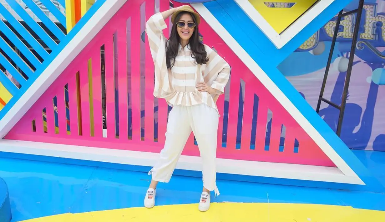 Sederet gaya berbusana Gracia Indri memang selalu menarik perhatian dan juga pastinya mendukung sifatnya yang penuh keceriaan. Seperti yang ada di foto ini, senyuman semringah terpancar di wajah Gracia. (Instagram/graciaz14)