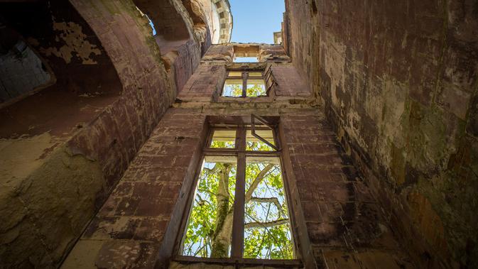 Bagian dalam kastil La Mothe-Chandeniers yang rusak oleh vegetasi di Les Trois-Moutiers, Prancis, 8 Oktober 2018. Kastil yang tampak seperti negeri dongeng itu tak pernah secara resmi diklasifikasikan sebagai bangunan bersejarah. (GUILLAUME SOUVENT/AFP)
