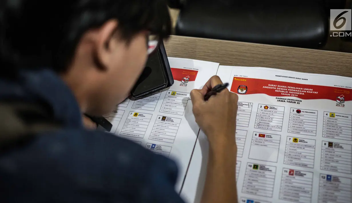 Petugas memeriksa contoh surat suara Pemilu 2019 di Kantor Komisi Pemilihan Umum (KPU), Jakarta, Kamis (13/12). Proses validasi ini berlangsung hingga 17 Desember 2018. (Liputan6.com/Faizal Fanani)