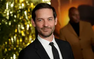 Potret Tobey Maguire Pimpin Pernikahan Mantan Istri di Hawaii