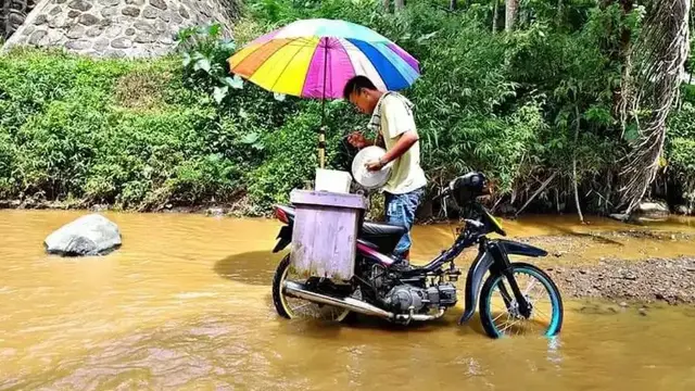 6 Potret Orang Jualan di Pinggir hingga Tengah Sungai Ini Nyeleneh
