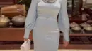 Bagian lengan dibuat puffy dengan aksen lipit, menambahkan sentuhan klasik dan vintage yang khas, sekaligus menyeimbangkan desain gaun yang minimalis namun penuh pesona. [@aurelie.hermansyah].
