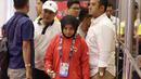 Atlet Judo Indonesia, Miftahul Jannah, meninggalkan lokasi pertandingan usai gagal berlaga pada Asian Para Games di Jiexpo, Kemayoran, Jakarta, Senin (8/10/2018). Miftah didiskualifikasi karena enggan melepas hijab nya. (Bola.com/M Iqbal Ichsan)