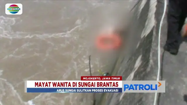 Jenazah wanita tanpa busana ditemukan warga mengapung di Sungai Brantas, Mojokerto, Jawa Timur.