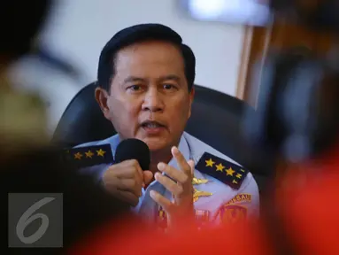 Wakil Kepala Staf Angkatan Udara (Wakasau) Marsekal Madya TNI Hadiyan Sumintaatmadja memberikan keterangan terkait jatuhnya pesawat Hercules milik TNI AU di Wamena, di Lanud Halim Perdanakusuma, Jakarta, Minggu (18/12). (Liputan6.com/Johan Tallo)