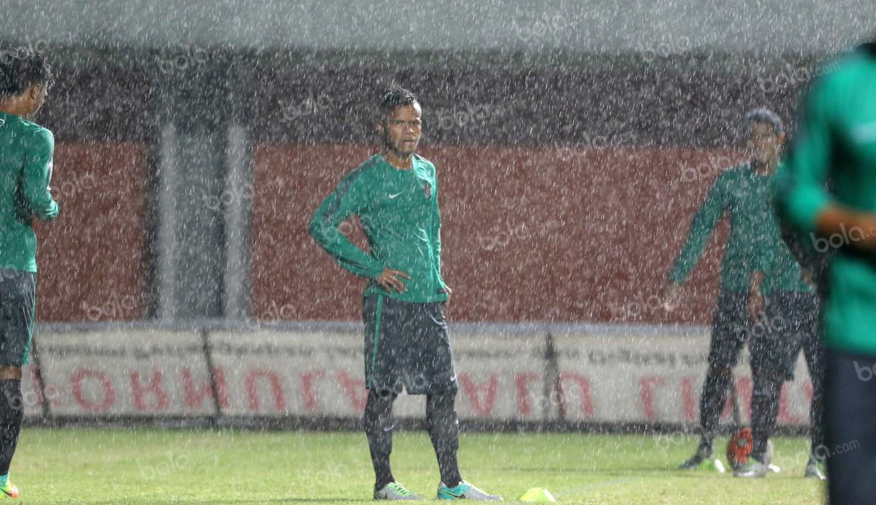 Manahati Lestusen menanti instruksi pelatih saat sesi latihan  di Stadion Maguwoharjo, Sleman, Sabtu (08/10/2016). (Bola.com/Nicklas Hanoatubun)