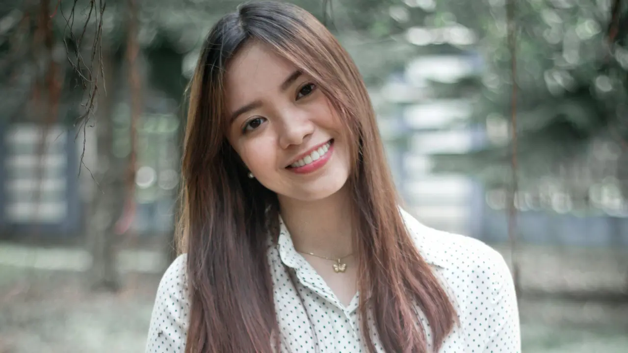 wanita september baju putih