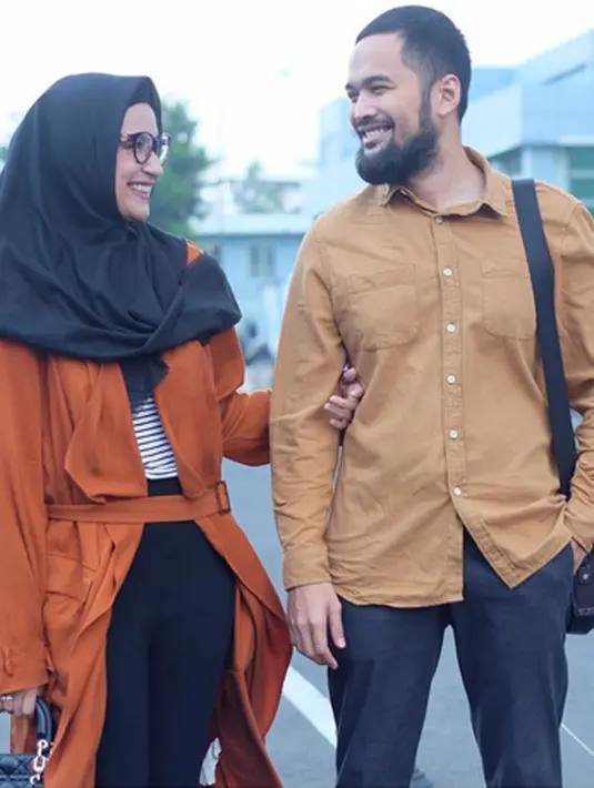 "Aku dapat cerita (semuanya) dari Shireen. Aku sampai menangis mendengarnya. Aku bersyukur punya menantu seperti Wisnu. Kalau orang menghujat dia, aku alhamdulillah-kan saja," kata Fanny Bauty, ibunda Shireen Sungkar. (Instagram/shireensungkar)