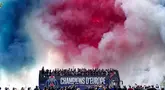 Pemain Paris Saint-Germain (PSG) melakukan pawai merayakan keberhasilan juara Liga Champions di kota Paris. (AFP/Thibaud Moritz)