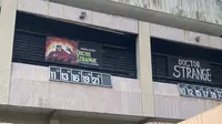 Spanduk lukisan film Doctor Strange 2 di bioskop Rajawali Cinema Purwokerto disorot netizen +62 dan trending. (Foto: Dok. Twitter @orepras)