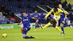 Pemain Brighton Danny Welbeck menendang bola saat melawan Brighton pada pertandingan Liga Premier Inggris di Stadion King Power, Leicester, Inggris, Minggu (13/12/2020). Leicester City menang 3-0. (Carl Recine/Pool via AP)