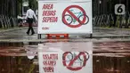 Sebuah spanduk bertuliskan “Area Bebas Sepeda” terlihat di ring road kompleks Gelora Bung Karno, Senayan, Jakarta, Jumat (6/11/2020). Manajemen GBK membatasi jumlah sepeda yang masuk ke area itu dikarenakan kebijakan Pembaharuan Tata Tertib dan Protokol Kesehatan. (Liputan6.com/Johan Tallo)