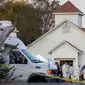 Tim investigasi mengecek lokasi penembakan massal di Gereja First Baptist, Texas, (5/11). Menurut saksi mata, pelaku melenggang masuk ke gereja, dan menembaki orang-orang yang tengah beribadah. (Jay Janner/Austin American-Statesman via AP)