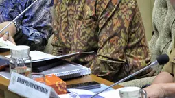 Ketua KPU Hasyim Asy'ari mengikuti Rapat Dengar Pendapat (RDP) dengan Komisi II DPR di Kompleks Parlemen, Senayan, Jakarta, Senin (3/10). Rapat Dengar Pendapat (RDP) tersebut membahas rancangan Peraturan KPU (PKPU) tentang penyusunan daftar pemilih dan partisipasi masyarakat dalam pemilihan umum serta PKPU tentang pemilihan Gubernur dan Wakil Gubernur, Bupati dan Wakil Bupati, atau Walikota dan Wakil Walikota serta membahas rancangan PKPU tentang penetapan daerah pemilihan dan alokasi kursi anggota Dewan Perwakilan Rakyat Daerah Kabupaten/Kota dalam pemilihan umum. (Liputan6.com/Angga Yuniar)