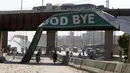 Khan, yang kehilangan kekuasaan tahun lalu namun tetap menjadi tokoh oposisi paling populer di negara itu, adalah mantan perdana menteri ketujuh yang ditangkap di Pakistan. (AP Photo/Muhammad Sajjad)