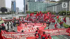 Ribuan buruh menggelar peringatan Hari Buruh Internasional atau May Day di Bundaran HI menunju Istana Negara, Jakarta, Senin (1/5/2023). (Liputan6.com/Faizal Fanani)