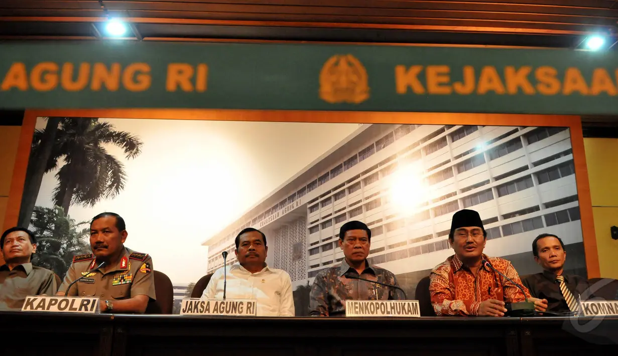 Kapolri, Jaksa Agung, Menkopolhukam, Komnas HAM dan BIN menggelar konferensi pers usai mengikuti rapat koordinasi terkait HAM di Gedung Kejaksaan Agung, Jakarta, Kamis (21/5/2015).  (Liputan6.com/Andrian M Tunay)