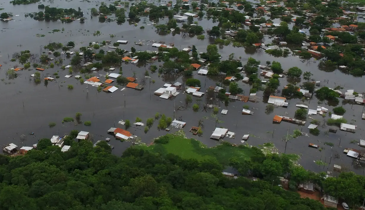 Pandangan udara saat sebagian rumah terendam banjir di Asuncion, Paraguay, Senin (28/12). Bencana banjir di negara wilayah Amerika Selatan itu bahkan disebut sebagai yang paling parah dalam kurun waktu 23 tahun terakhir. (REUTERS/Jorge Adorno)