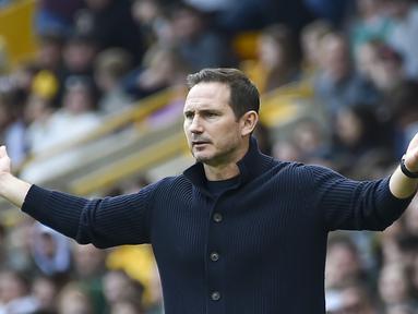 Laga comeback Frank Lampard sebagai manajer interim Chelsea setelah ditunjuk menggantikan posisi Graham Potter yang dipecat berakhir sial. Frank Lampard bersama Chelsea harus menelan kekalahan 0-1 dari tuan rumah Wolverhampton Wanderers, Sabtu (8/4/2023) di Molineux Stadium. Gol tunggal Wolves dicetak oleh Matheus Nunes pada menit ke-31. Dengan kekalahan ini Chelsea masih belum beranjak dari posisi ke-11 klasemen sementara Liga Inggris 2022/2023 dengan raihan 39 poin. (AP Photo/Rui Vieira)