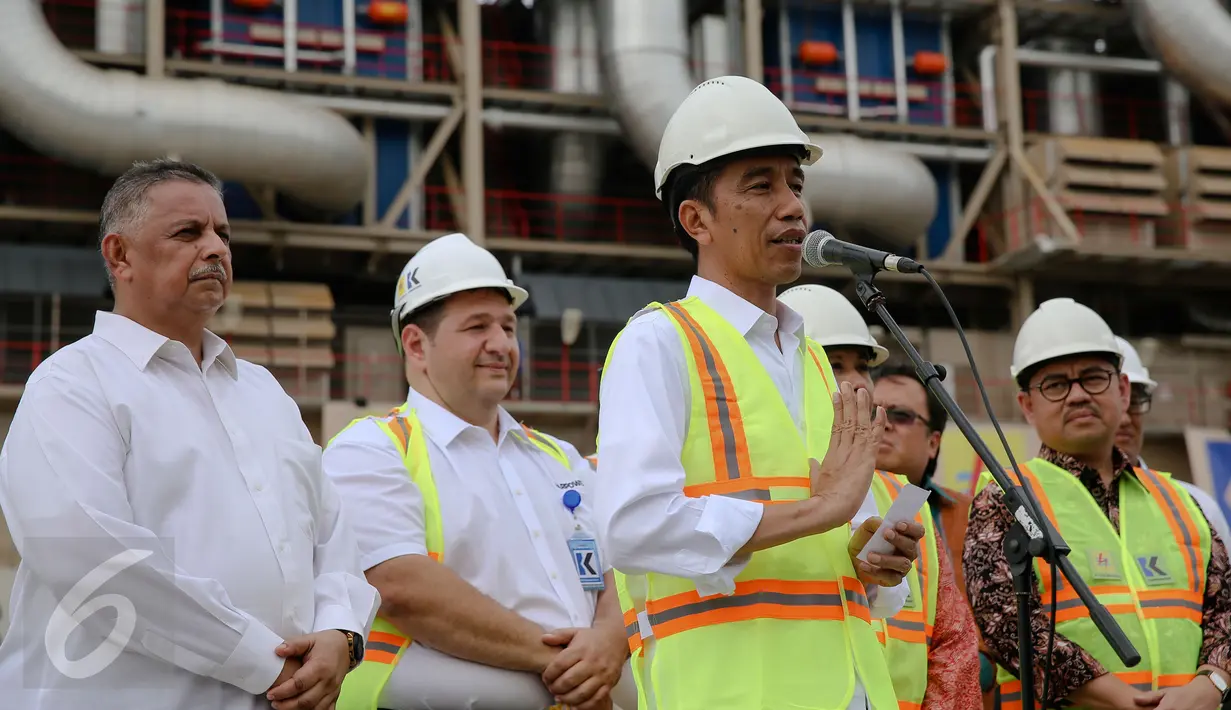 Presiden Joko Widodo memberikan keterangan pers usai meresmikan Marine Vessel Power Plant di Pelabuhan IPC, Jakarta, Selasa (8/12/2015). Marine Vessel Power Plant adalah kapal buatan Turki yang disewa oleh PLN selama 5 tahun. (Liputan6.com/Faizal Fanani)